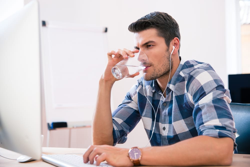 Fight acne drinking water